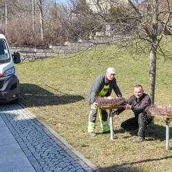 Thomas Kirchner (r.) und Rudolf Adams schmückten in den letzten Tagen das "Treuener Land"
