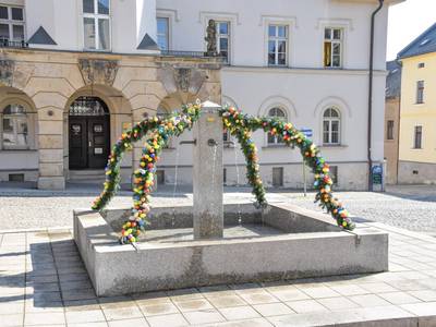 Traditioneller Osterbrunnen