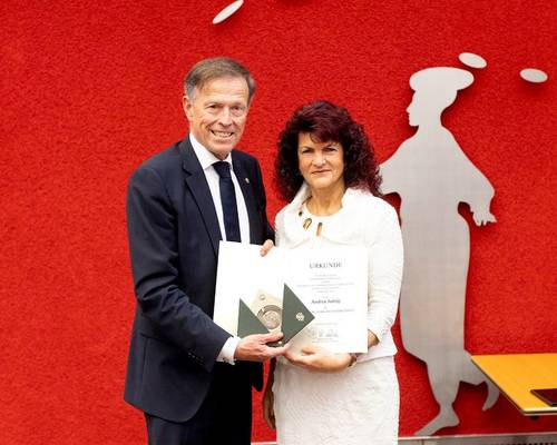 Landtagspräsident Dr. Matthias Rößler überreicht Bürgermeisterin Andrea Jedzig die Sächsische Verfassungsmedaille © Steffen Füssel medaille